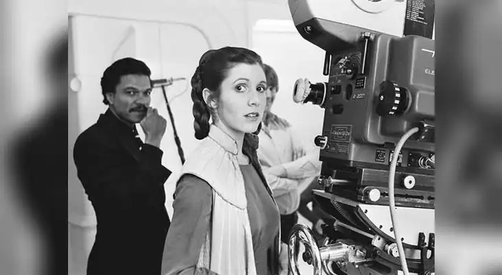 Actriz no tenía ni veinte años cuando aceptó ser la princesa Leia, papel que la hizo famosa