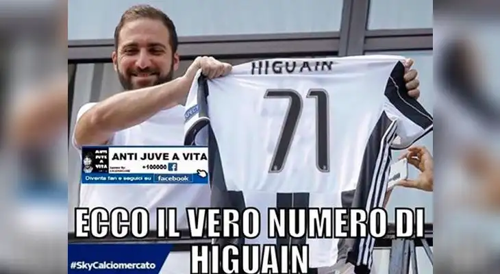 Muestran carteles con el número 71 contra Gonzalo Higuaín Muestran carteles con el número 71 contra Gonzalo Higuaín
