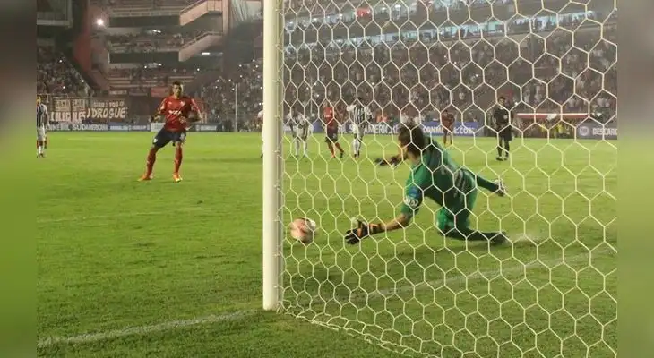 Butrón le ataja el penal a Gigliotti Butrón le ataja el penal a Gigliotti