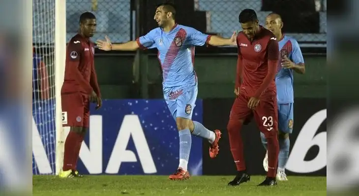 Arsenal humilló al Aurich y lo eliminó de la Copa Sudamericana Arsenal humilló al Aurich y lo eliminó de la Copa Sudamericana