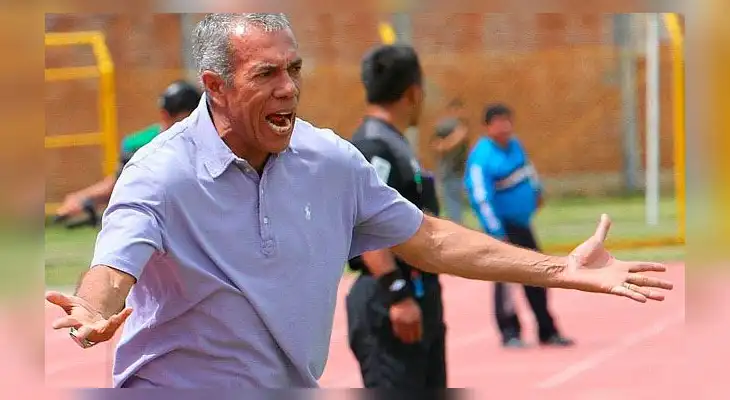 Wilmar Valencia técnico del Juan Aurich tuvo durante el partido un exabrupto con su jugadores Wilmar Valencia técnico del Juan Aurich tuvo durante el partido un exabrupto con su jugadores