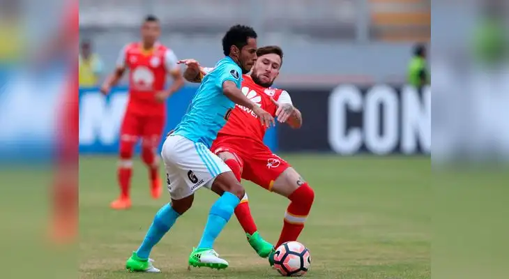 Carlos Lobatón volante del Sporting Cristal solo tuvo algunos destellos de buen fútbol. FOTO: EFE Carlos Lobatón volante del Sporting Cristal solo tuvo algunos destellos de buen fútbol. FOTO: EFE