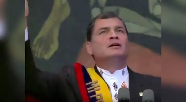 Rafael Correa llora tras recibir homenaje de despedida