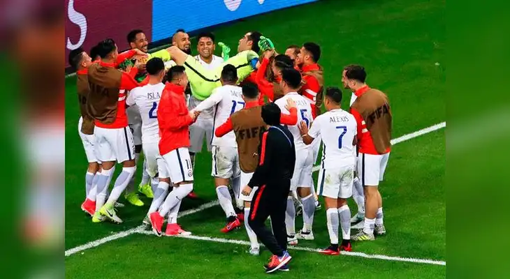 Los jugadores de Chile cargan a su compañero Bravo el héroe de la clasificación a la final de la Copa Confederaciones. FOTO: EFE