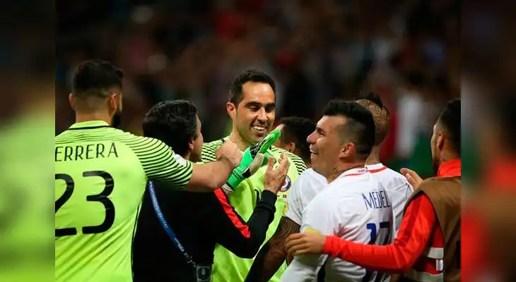 Arturo  Vidal confesó que Bravo le dijo que atajaría dos  o tres penales. FOTO: EFE