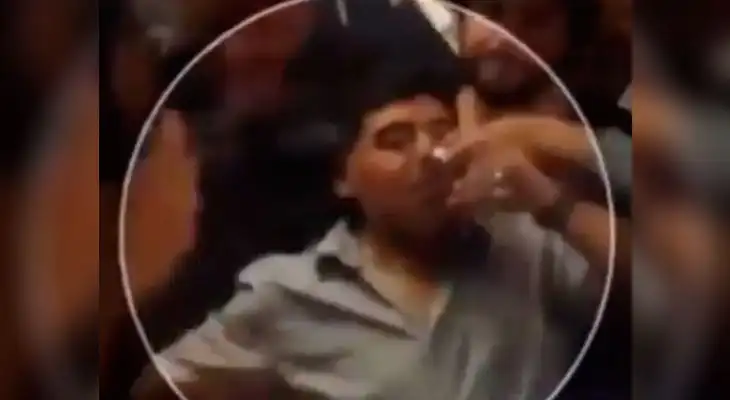 Mira la descontrolada fiesta de Diego Maradona en su visita a Italia [VIDEO]