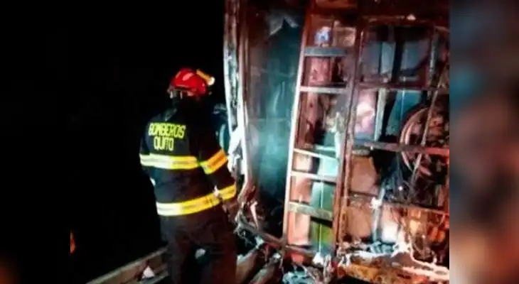 Autobús se incendió tras despistarse de la ruta en la que iba a causa de un choque