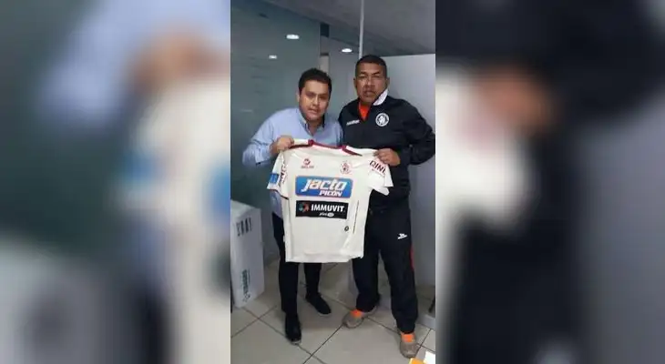 Juan Chumpitaz posando como nuevo DT del León Juan Chumpitaz posando como nuevo DT del León