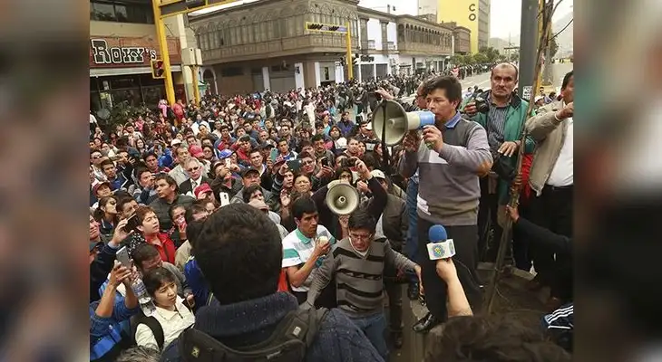 Maestros paralizaron 24 horas y marcharon al Congreso de la República