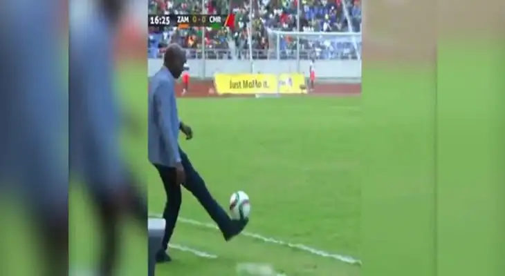 Mira el enorme blooper del técnico de Zambia [VIDEO]