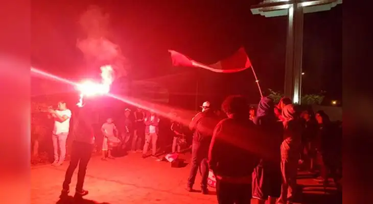 Trujillo: con banderazo hinchas continúan festejo por clasificación