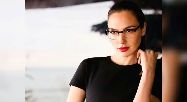 Gal Gadot remece las redes al posar sin brasier