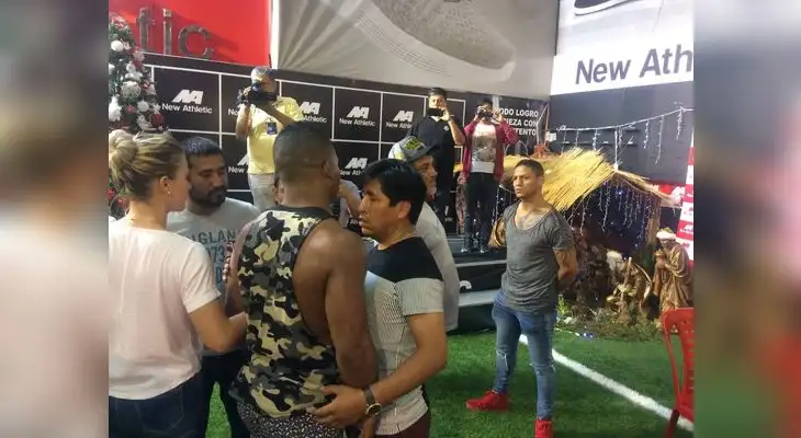Jonathan Maicelo y David Zegarra en tienda deportiva