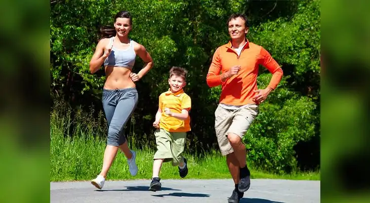 Sal a correr en familia 3 veces a la semana