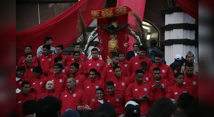 Los jugadores del Cienciano en la  procesión del Taytacha de los Temblores. FOTO: Melissa Valdivia