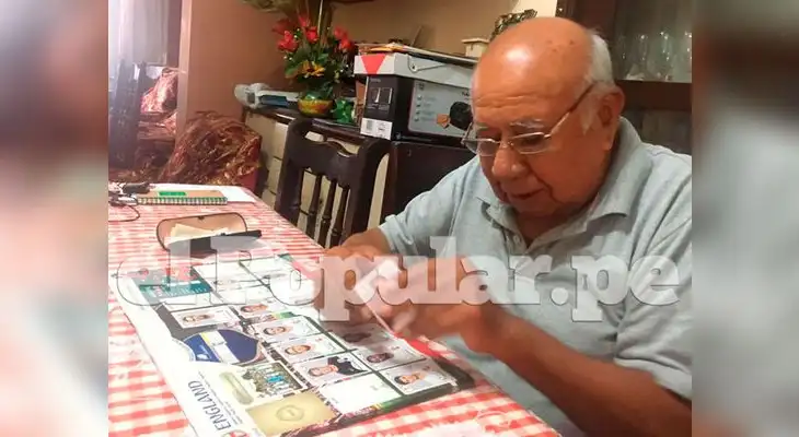 Abuelito intercambia figuritas con nietos y bisnietos para su álbum Panini