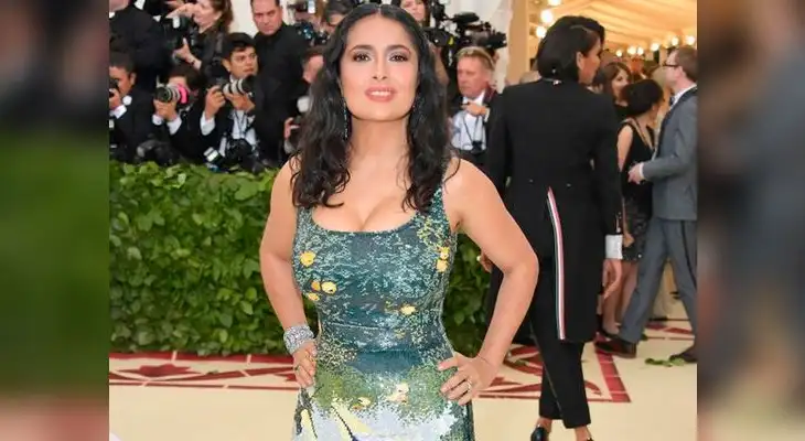 Salma Hayek hace noticia hasta por el vestido luce Salma Hayek hace noticia hasta por el vestido luce
