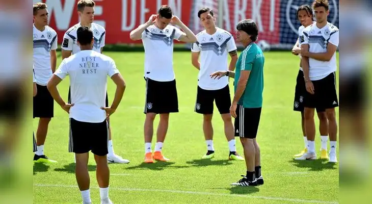 Joachim Löw explica sus normas a los jugadores Joachim Löw explica sus normas a los jugadores