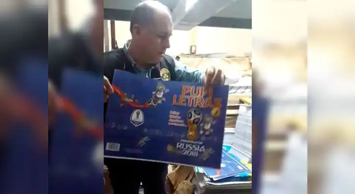 Decomisan álbumes Panini falsos en el Cercado de Lima Decomisan álbumes Panini falsos en el Cercado de Lima