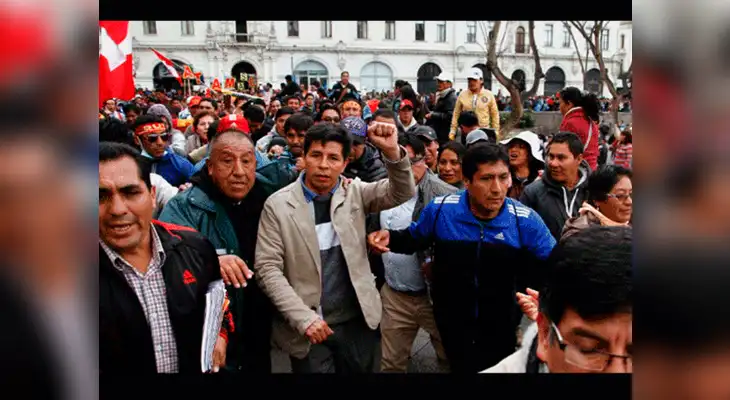 Maestros liderados por el dirigente Pedro Castillo salieron a las calles
