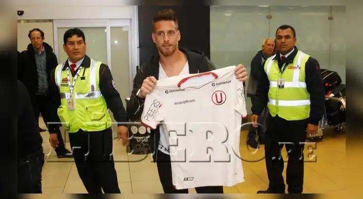 Denis posa con la camiseta de la 'U' a su llega a Lima. FOTO: Libero