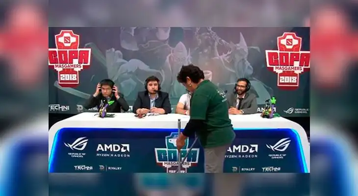 Trabajadora de limpieza se cruza en set durante transmisión en vivo
