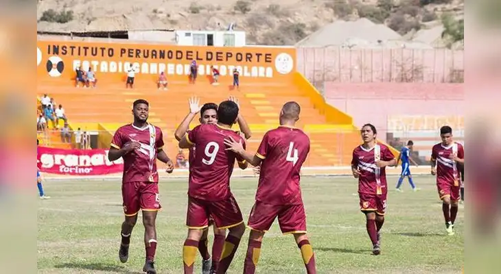 Festejo por el gol marcado de Flores. FOTO: LIBERO Festejo por el gol marcado de Flores. FOTO: LIBERO