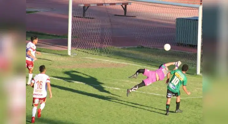 Luis Pastor marcando en la victoria 3-1 del Sportivo Huracán ante Locumba. FOTO: César Eugenio Condori