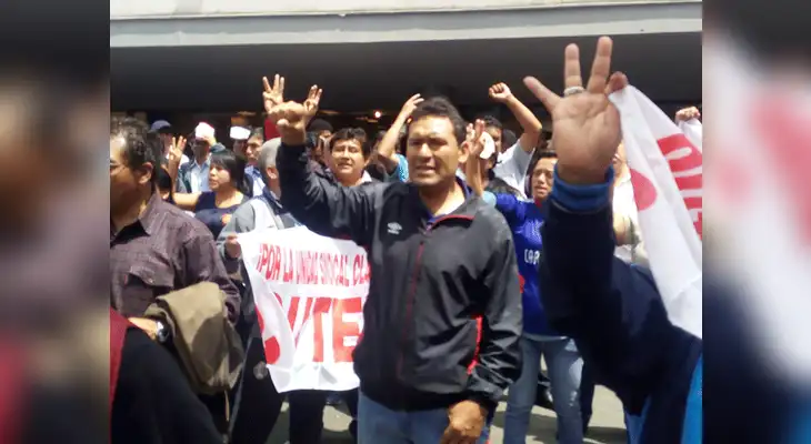 Cientos de maestros tomaron Av. Abancay en dirección al Congreso de la República