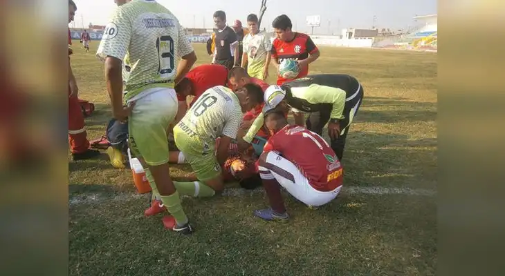 En suelo está tendido el jugador del Carlos Stein tras sufrir la rotura de la tibia y peroné