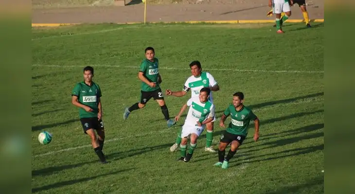Sportivo Huracán ganó al Corire y ahora se medirá con Hijos del Antiplano. FOTO: César Condori