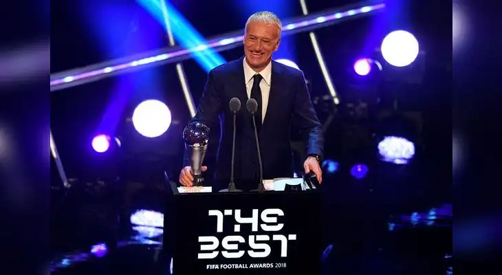 Deschamps posa con el trofeo Deschamps posa con el trofeo
