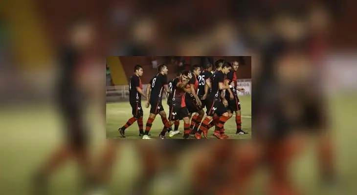 Festejo del Melgar por la victoria y seguir puntero en el Clausura