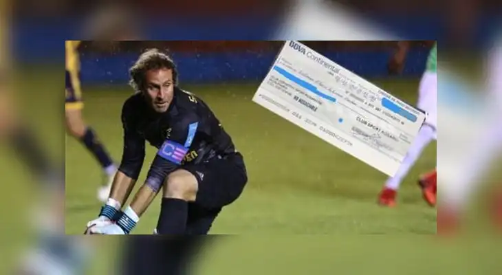 Salomón Libman muestra el cheque sin fondos que le entregó Rosario: FOTO Huaraz Informa
