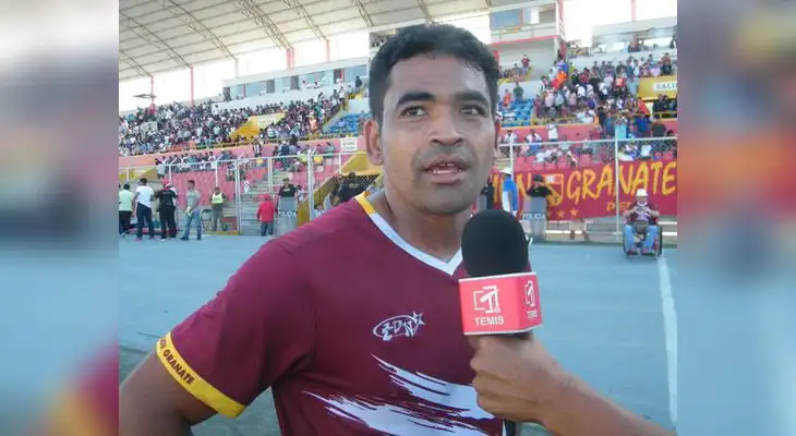 César 'Chiquito' Flores reta al León. César 'Chiquito' Flores reta al León.