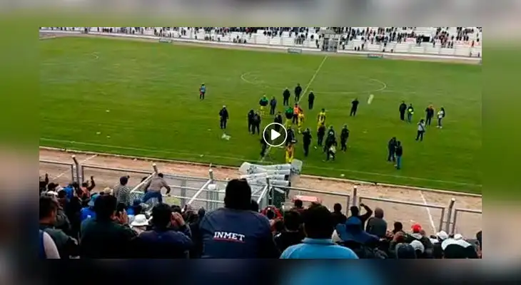 La hinchada del Credicoop San Román no perdonó el empate y lanzó objetos a sus jugadores La hinchada del Credicoop San Román no perdonó el empate y lanzó objetos a sus jugadores