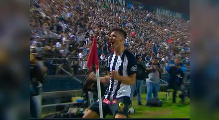 El delantero de Alianza Lima, Mauricio Affonso se dejó sin oportunidades a Zuckzuck con un potente zurdazo. El delantero de Alianza Lima, Mauricio Affonso se dejó sin oportunidades a Zuckzuck con un potente zurdazo.