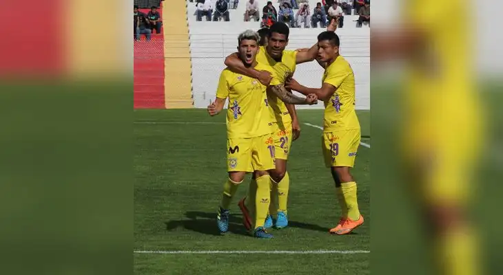 Tres jugadores del Comerciantes fueron botados uno de ellos es Bogado (primero de izquierda). FOTO: LIBERO Tres jugadores del Comerciantes fueron botados uno de ellos es Bogado (primero de izquierda). FOTO: LIBERO