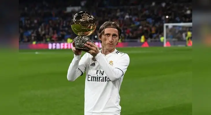 Modric ofrece el Balón a los hinchas del Madrid Modric ofrece el Balón a los hinchas del Madrid