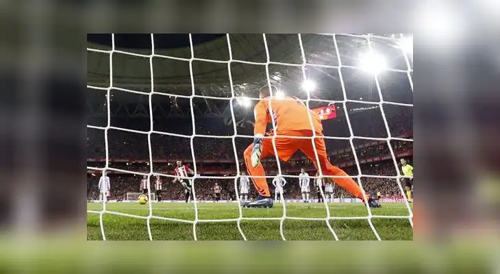 Aduriz y su maravillosa ejecución Aduriz y su maravillosa ejecución