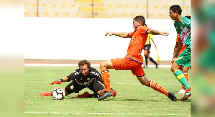 Santiago Silva puso el 2-2, pero al su compañero Carlos Orejuela falló penal Santiago Silva puso el 2-2, pero al su compañero Carlos Orejuela falló penal