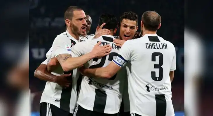 CR7 y sus compañeros celebran el gol de Emre Cam CR7 y sus compañeros celebran el gol de Emre Cam