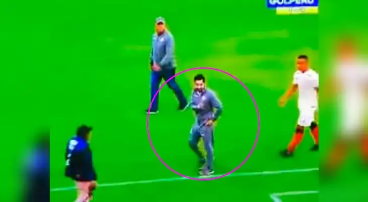 Universitario: integrante del cuerpo técnico provocó a la hinchada de Melgar con este gesto
