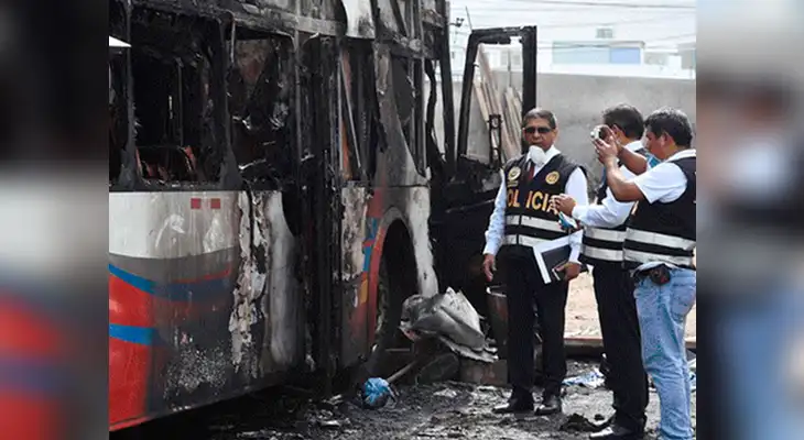 Incendio en Fiori dejó a 17 personas fallecidas dentro de un bus