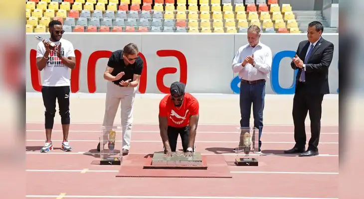 Usain Bolt en plena ceremonia en el estadio de atletismo Usain Bolt en plena ceremonia en el estadio de atletismo