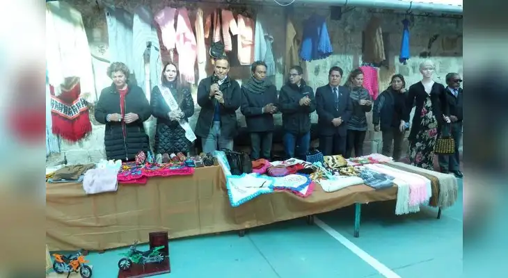 La reina compartió con las chicas del centro de reclusión y autoridades. La reina compartió con las chicas del centro de reclusión y autoridades.