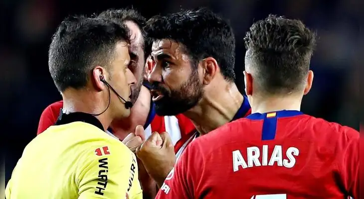 Diego Costa fue expulsado por insultar al árbitro