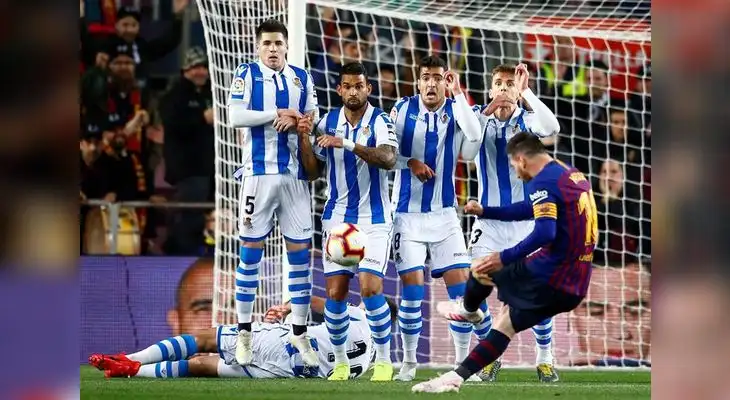 Messi lo intentó de tiro libre pero no pudo marcar