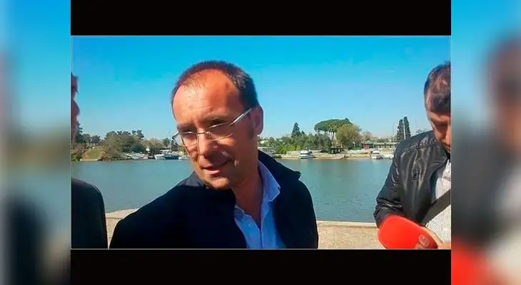 Vecino fue multado con 120 euros por tirar papeles al suelo Vecino fue multado con 120 euros por tirar papeles al suelo