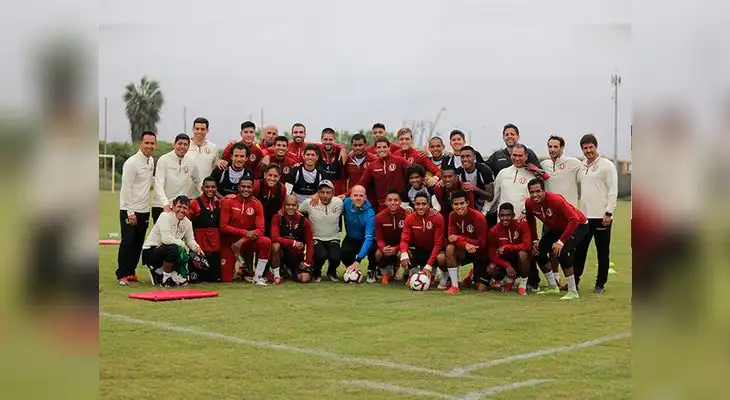 El cantante Gian Marco posa junto a jugadores y comando técnico. FOTO: Universitario de Deportes